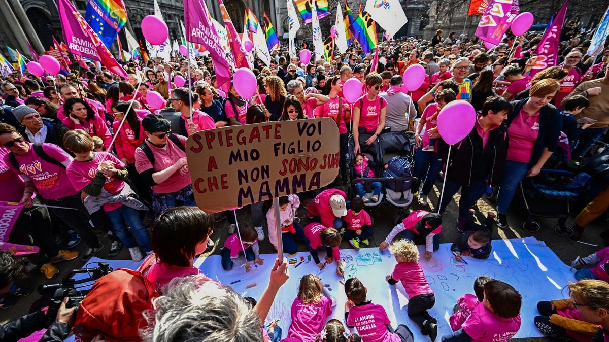 Stejnopohlavní páry v Itálii bojují o rodičovská práva. Vláda je omezila